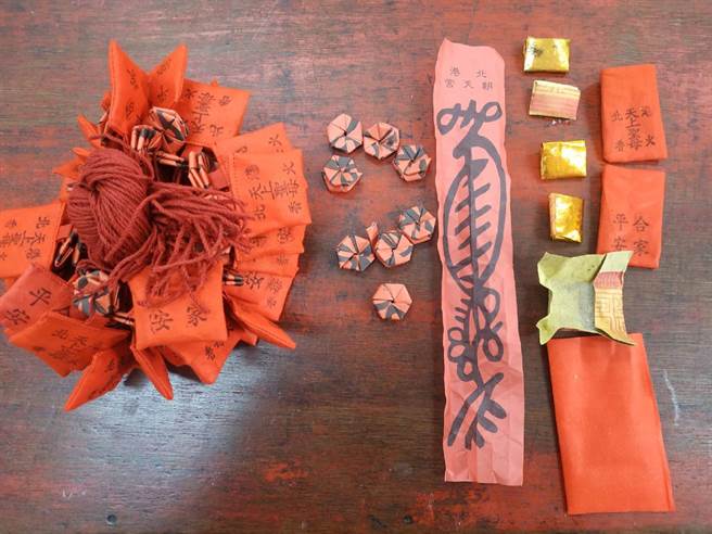 云林县北港朝天宫新春至元宵送出逾30万个香火袋，全靠阿嬷志工手工制作。（张朝欣摄）