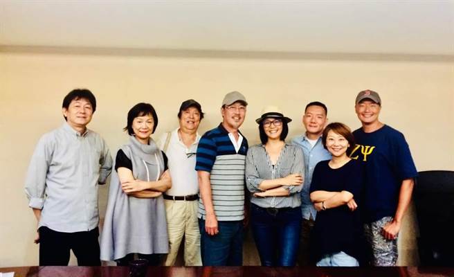 田定豐（右3）6年前擔任金鐘獎評審時與前輩們合照，獨獨少了巴戈成為他此生遺憾。（翻攝田定豐臉書）
