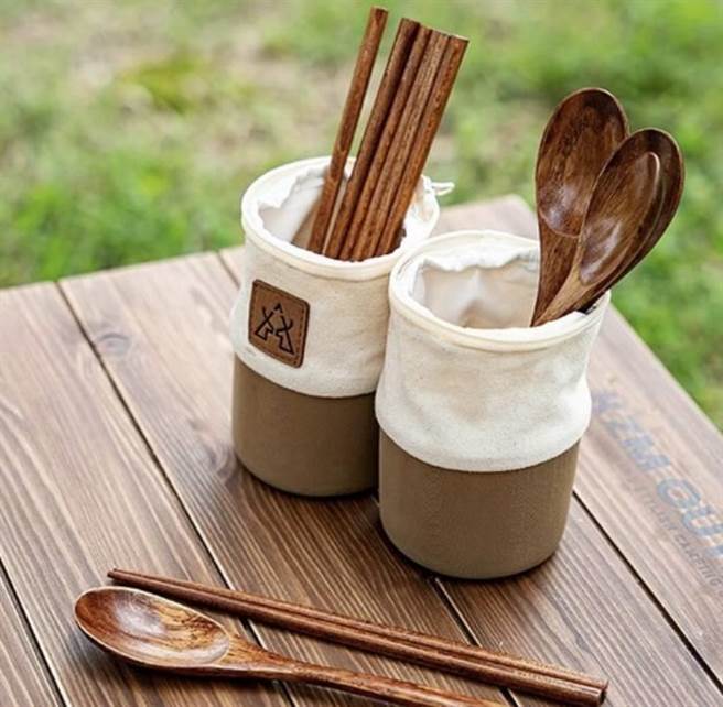 Global Mall林口A9店的早點名露營生活館「KZM原木餐具收納組」，原價980元，優惠價850元。（Global Mall提供）