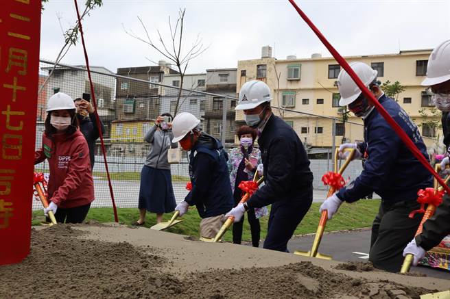 新竹市長林智堅（中）出席建華市民活動中心開工典禮。（邱立雅攝）