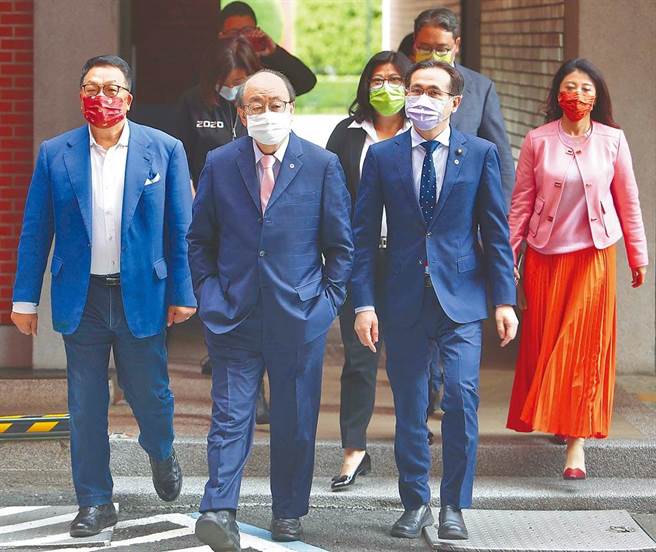 民進黨立法院黨團總召柯建銘(左二)表示，若國民黨堅持讓修憲陷入「三缺一」，那麼此次修憲工程，將在立法院院會表決結果出爐後就此結束。（季志翔攝／本報資料照片）