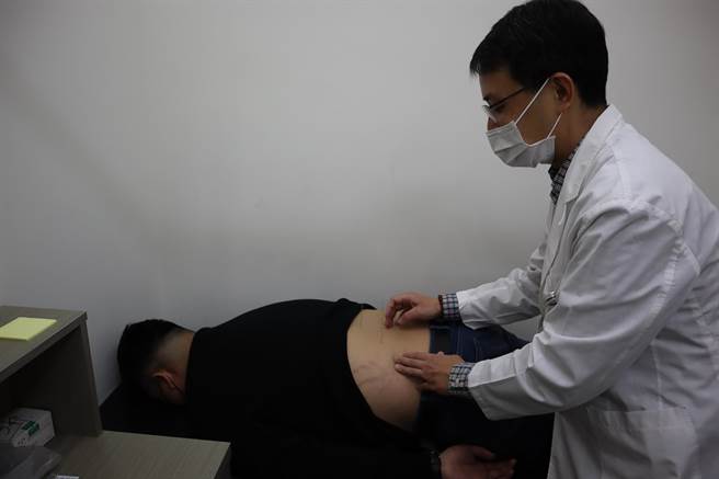 一名僵直性脊椎炎患者接受针灸治疗，摆脱日日吃止痛药的生活。（邱立雅摄）