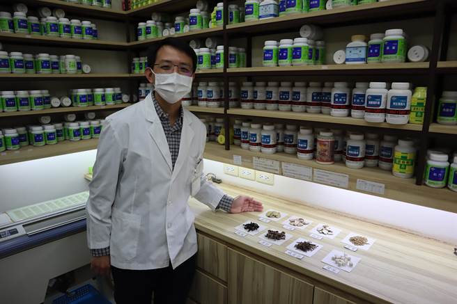 中医师蔡宗璟针对僵直性脊椎炎患者开立药方。（邱立雅摄）