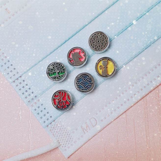 戶政好禮口罩香氛扣。（台北市民政局提供／張立勳台北傳真）