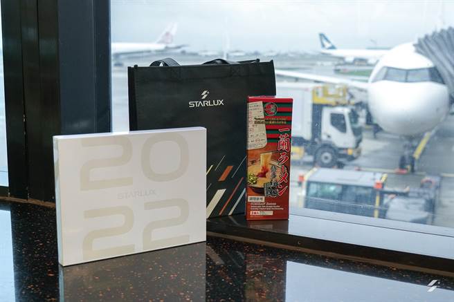 星宇航空台北－福冈首航，业者准备福冈着名的一兰拉麵做为出发礼。（星宇航空提供／陈佑诚传真）
