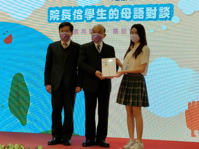 基隆女中學生高帷宸去年底代表基隆市參加全國語文競賽閩南語情境式演說獲特優，昨行政院長蘇貞昌親自接見表揚。（讀者提供／陳彩玲基隆傳真）