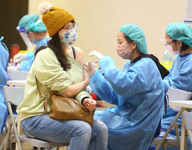 第23輪公費疫苗預約將於明天中午截止，其中最搶手的莫德納疫苗尚有26.3萬個名額。（本報系資料照／粘耿豪攝）