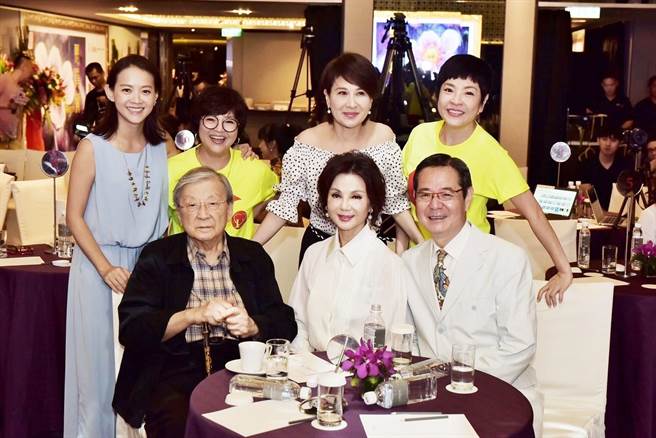 巴戈（前右）與李行導演、謝玲玲等人出席協會公益。優質生命協會提供 