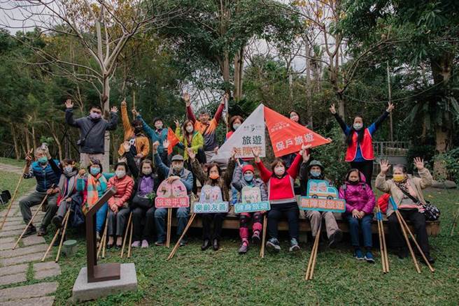 （中國人壽異業合作推動長者健身旅遊，以健走杖健身復能，讓長者重拾自信。圖／中國人壽提供）