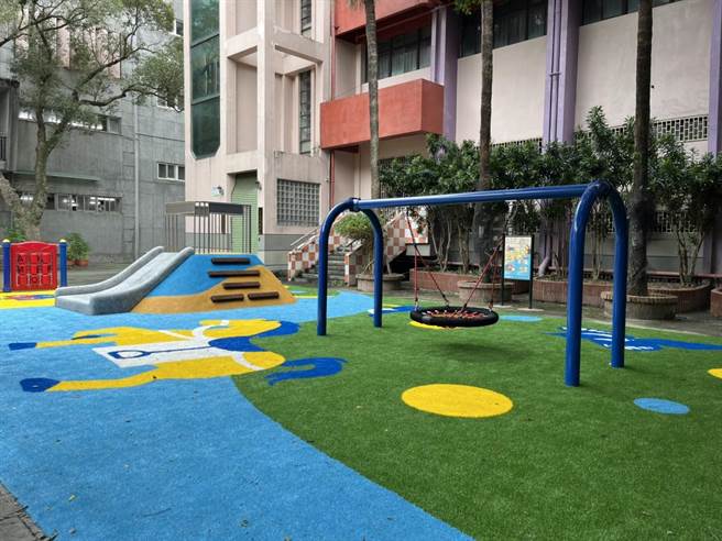 新北市樹林國小考量特教生行動不便，無法在校園盡情玩樂，而特教班前表演舞台，因為長年使用已破損不堪，考量行動不便學生遊戲權及平等參與活動權益，校方斥資近百萬重整新環境，規畫共融式無障礙遊樂場。（市議員廖宜琨提供）