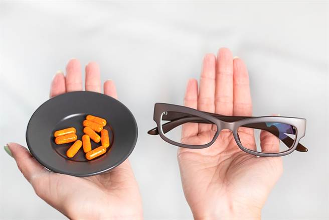 過濾藍光 護眼葉黃素哪種劑型、哪時候吃好？營養師解答。(示意圖/Shutterstock)
