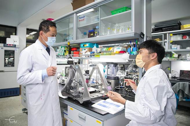 国立台湾海洋大学教授林咏凯（左）、学生蔡承融（右）运用3D列印技术打造合适老年人吃的蛋奶素仿生牛排。（海大提供／陈彩玲基隆传真）