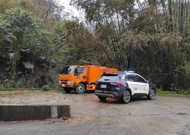 苗栗警分局龙腾所员警获报赶往龙腾村山区查获偷倒水肥嫌犯人车。（谢明俊摄）