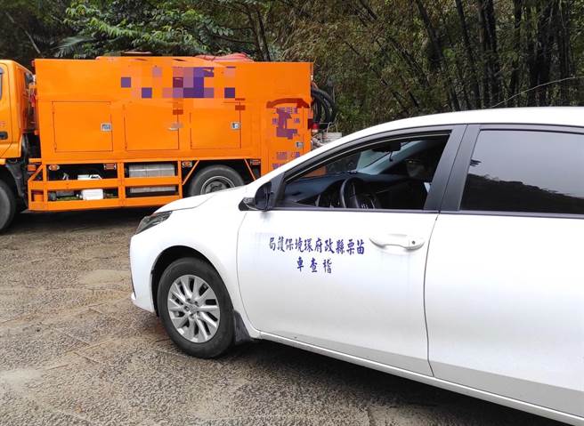 苗栗警分局龙腾所员警获报赶往龙腾村山区查获偷倒水肥嫌犯人车，并通报县府环保局人员到场勘查。（谢明俊摄