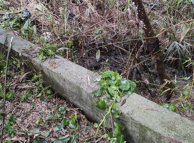 苗栗警分局龙腾所员警获报赶往龙腾村山区查获刘姓男子偷倒水肥。（谢明俊摄