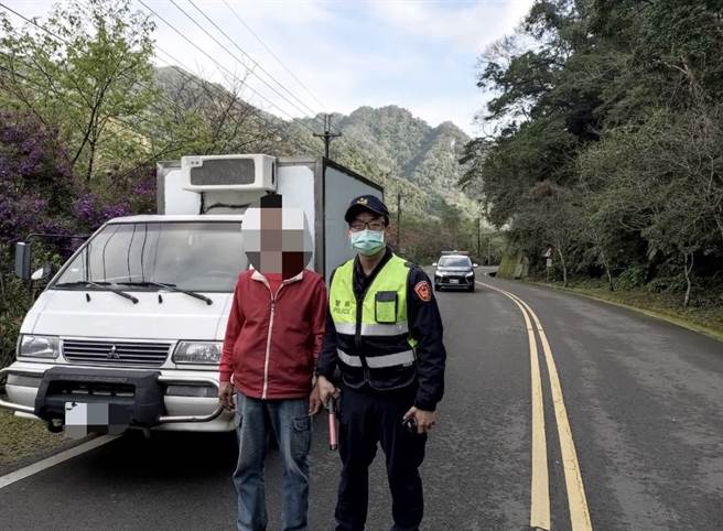 头份警局蓬莱所员警协助黄姓货车司机脱困。（头份警分局提供／谢明俊苗栗传真）