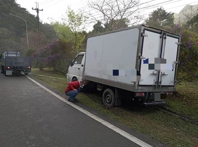 头份警局蓬莱所员警协助黄姓货车司机脱困。（头份警分局提供／谢明俊苗栗传真）