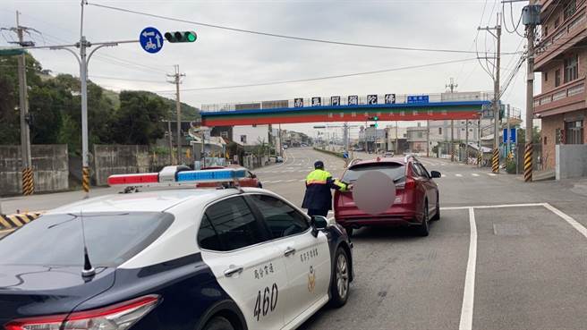 车辆还没进厂保养就熄火卡在路上，员警获报协助排解状况。（翻摄照片／李京升苗栗传真）