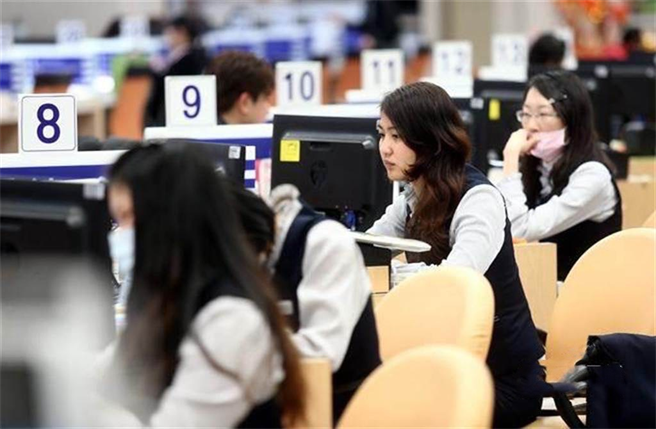 一名网友质疑，公务员的薪水明明比不上科技业，为何还是有很多人把公务员当作标竿，引起网友争论。（示意图／本报系资料照）