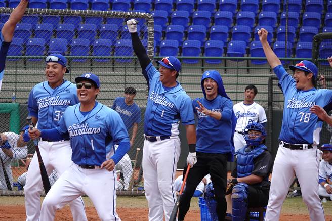 富邦悍将春训举办全垒打大赛，「国辉队」由队长高国辉（中）敲出再见全垒打。（毛琬婷摄）