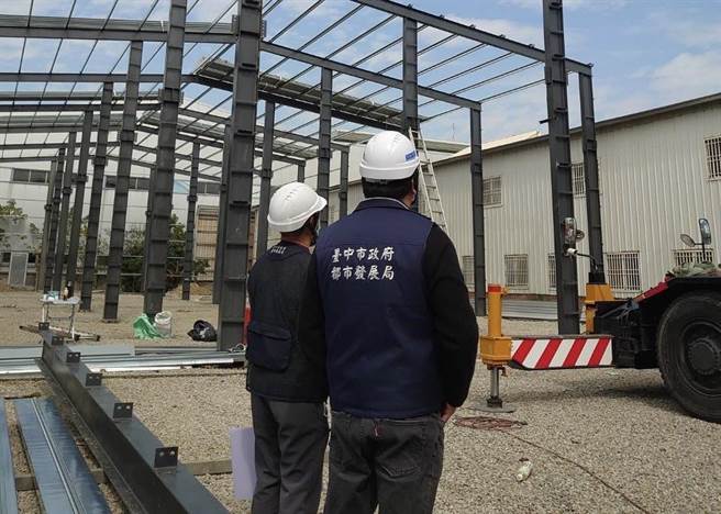 台中市政府都發局針對重大違建進行強制拆除。(都發局提供／林欣儀台中傳真)