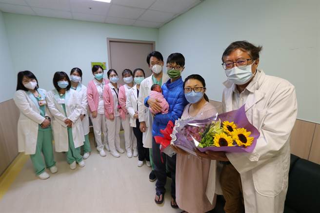 刘女紧急剖腹产后，母子均安，她特别献花给医师，表达感谢。(亚大医院提供／林欣仪台中传真)