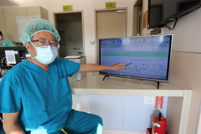 医师说明胎心音的心跳波纹对胎儿健康影响。(亚大医院提供／林欣仪台中传真)