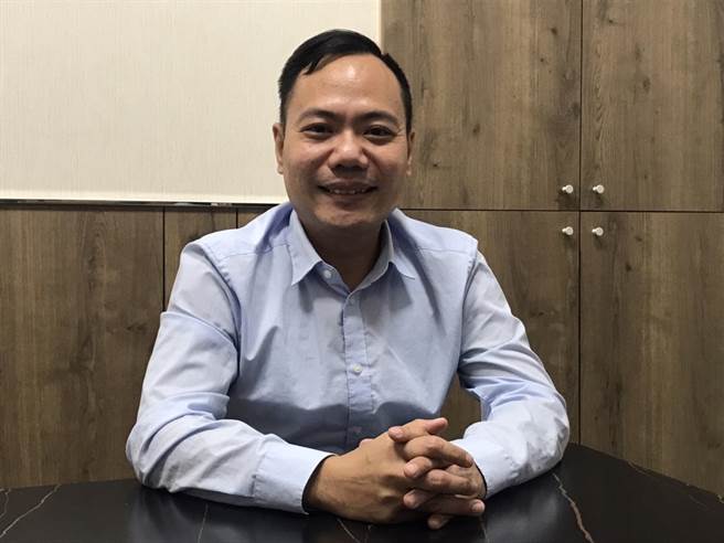 林育先在公開接任民眾黨屏東縣黨部主委後，引起藍營忠貞人士不滿，甚至傳出「背骨」罵聲，對此，林育先表示尊重。（謝佳潾攝）