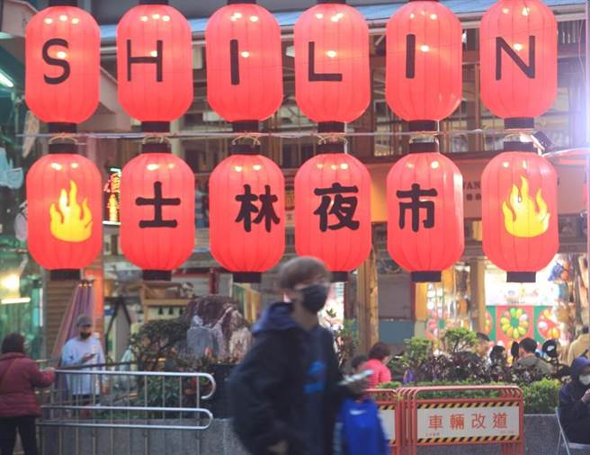 今年台北燈節移師士林舉辦，開幕短短6天為士林夜市帶來百萬人潮，線上活動更破212萬人。（資料照，張鎧乙攝）