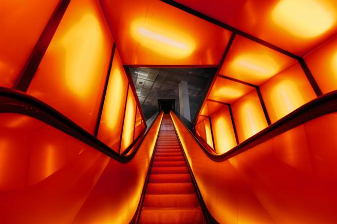 台北市副市長蔡炳坤補充，北藝中心還有特殊的「參觀迴路」，即使民眾沒有要看表演，還是能入場參觀，能一窺表演後台、頂棚的實況，相當有趣。（北藝中心提供）