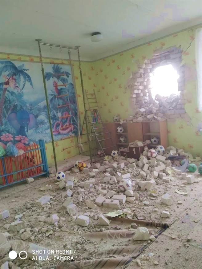 乌克兰军方公布亲俄叛军开火打中乌东地区幼稚园的画面，砖头喷满地。（图／撷取自乌克兰军方脸书）