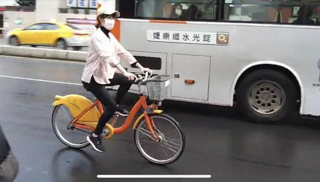 戴湘仪骑Youbike走访新庄文圣里争取民眾支持 （戴上容摄）