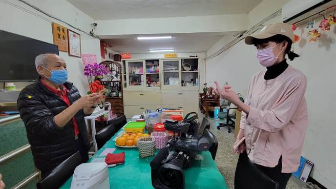 戴湘仪骑Youbike走访新庄文圣里争取民眾支持 （戴上容摄）