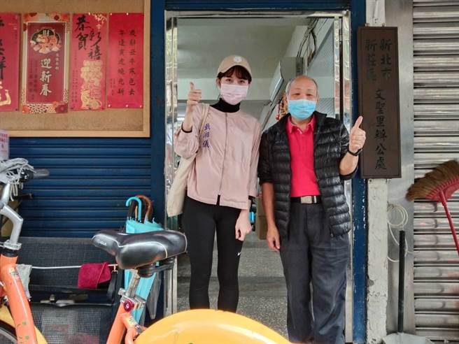 戴湘仪骑Youbike走访新庄文圣里争取民眾支持 （戴湘仪提供／戴上容新北传真）