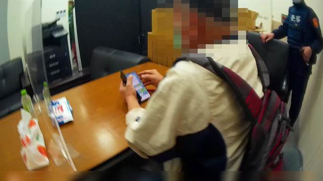 员警抵达现场了解林男疑似遭诈骗情形，力劝他不要匯款。（翻摄照片／林郁平台北传真）