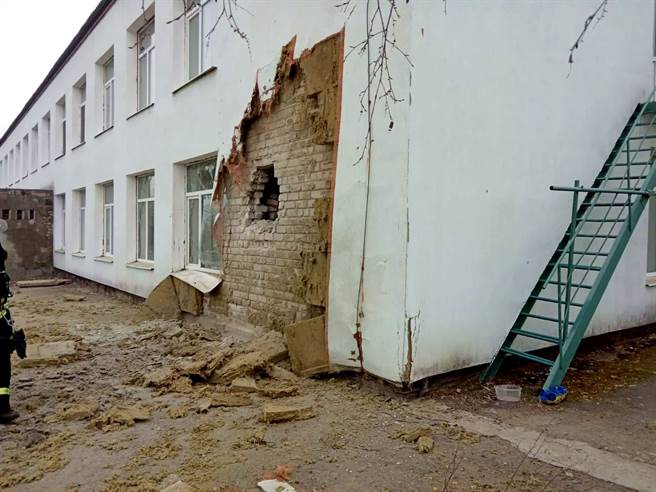 乌克兰军方公布亲俄叛军开火打中乌东地区幼稚园的画面。（图／撷取自乌克兰军方脸书）