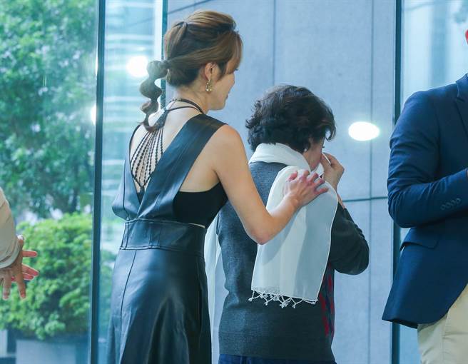 陳淑芳聽到巴戈瞬間淚崩到一旁拭淚。（粘耿豪攝）