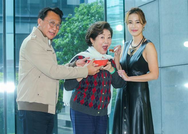 金馬影后陳淑芳帶著劇中兒子游安順及長孫女黃瑄出席三立新8點檔《一家團圓》卡司發布會。（粘耿豪攝）