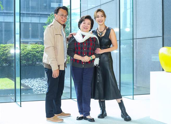 金馬影后陳淑芳帶著劇中兒子游安順及長孫女黃瑄出席三立新8點檔《一家團圓》卡司發布會。（粘耿豪攝）