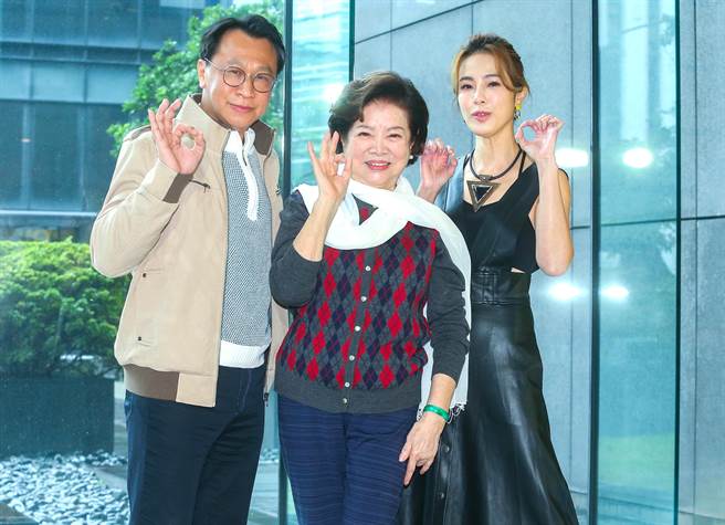 金馬影后陳淑芳帶著劇中兒子游安順及長孫女黃瑄出席三立新8點檔《一家團圓》卡司發布會。（粘耿豪攝）