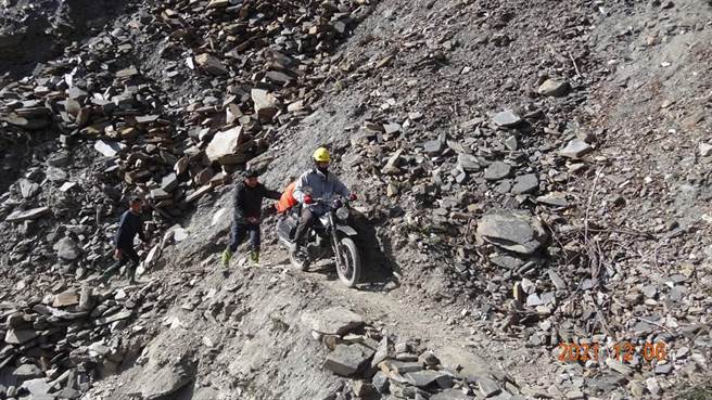 南投丹大林道多为碎石，今年1月24日才开放两轮骑士行驶，但意外频传。（本报资料照片）