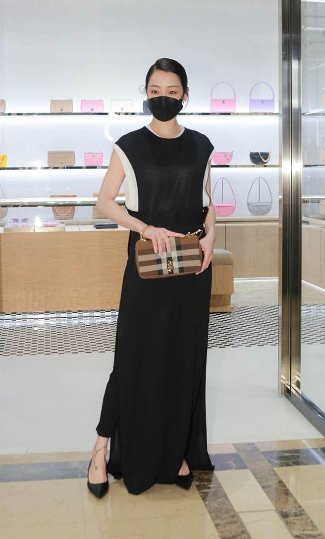 女星谢欣颖穿上Burberry春夏服装，笑说穿上全球首发服装与有荣焉。（吴松翰摄）