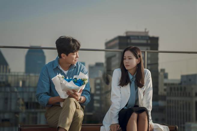 孫藝真（右）在《三十九》中與延宇振上演一夜情戲碼。（Netflix提供）