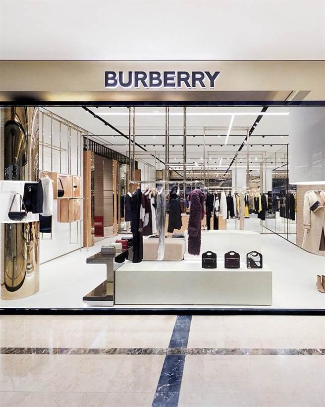 新光三越A4店为首间女装独卖店，同时提供天鹅图样限定商品。（Burberry提供）