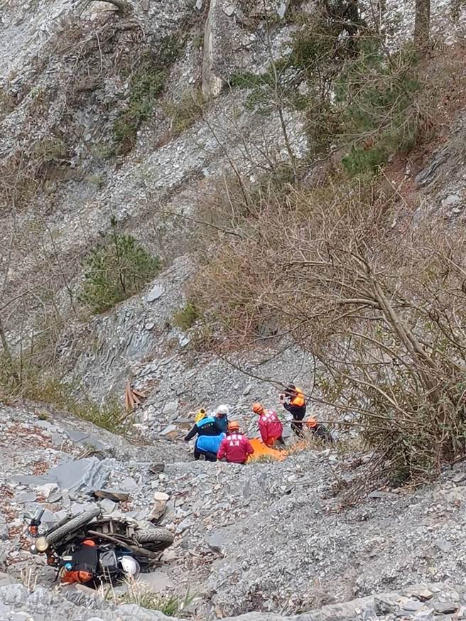 南投丹大林道再传意外，陈姓男子骑机车坠崖无生命象。（南投县消防局提供／廖志晃南投传真）