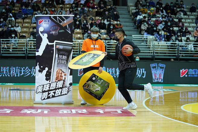 清华大学女篮队丁芷容（左）担任HBL场边工作人员。（清华大学提供）