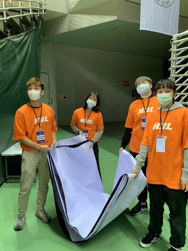 毕业自HBL女篮名校永仁高中的杨芷昀（右前）、丁芷容（右后）在110学年度HBL赛事担任工作人员，从不同角度体验HBL。（清华大学提供）