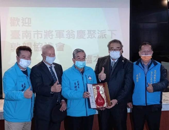 金门副县长李增财等人热诚欢迎，期待台南乡亲多替金门旅游推销一下，介绍更多游客登岛观光。（县府提供）