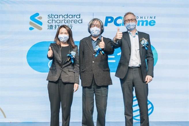 右起为渣打银行总经理韩德圣、PChome董事长詹宏志、渣打银行消费金融、私人理财暨中小企业银行事业总处负责人林素真。（渣打提供）