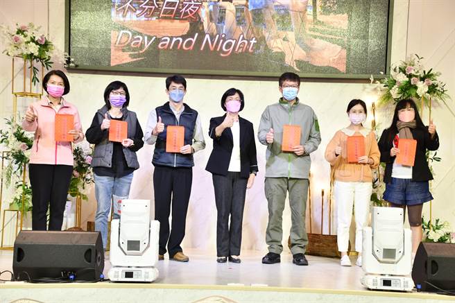 疫情期间，彰化县清消3万多个点，彰化县长王惠美17日颁发160万元防疫消毒奖励金给彰化县防疫消毒大队，并致赠感谢状给在地企业无偿提供消毒物资。（吴敏菁摄）